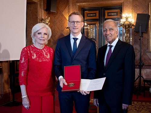Der Direktor des Instituts für Virologie der Uniklinik Köln, Florian Klein, ist mit dem Hamburger Wissenschaftspreis ausgezeichnet worden. - © Jann Wilken/AdWHH/dpa