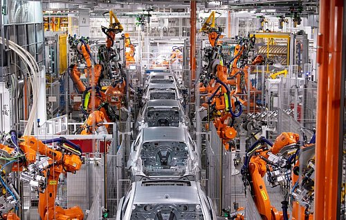Die Absatzschwäche der deutschen Autobauer hat sich im ersten Halbjahr auf die Umsätze der Branche niedergeschlagen. (Archivbild) - © Sven Hoppe/dpa