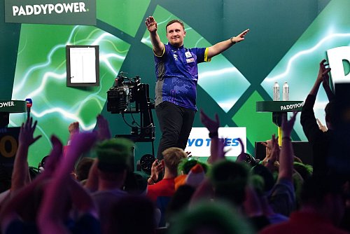 Will wieder ins Finale: Jungstar Littler. - © Zac Goodwin/PA Wire/dpa