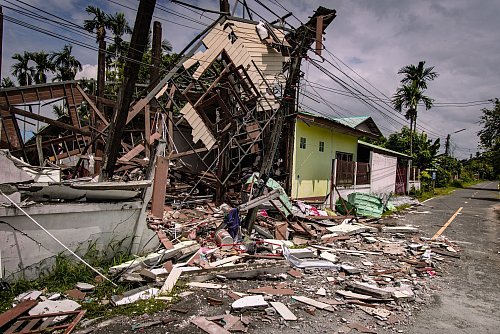 Auch viele zivile Gebäude wurden zerstört. - © Wissarut Weerasopon/ZUMA Press Wire/dpa