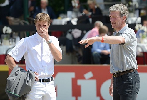 Christian Kukuk verlässt den Stall von Ludger Beerbaum - © picture alliance / dpa