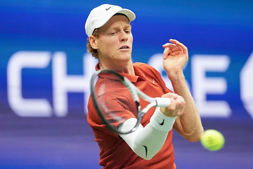 Jannik Sinner erwischte den schlechteren Satrt in das Finale der US Open. - © Kirsty Wigglesworth/AP/dpa