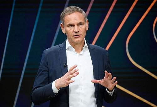 Porsche-Chef Blume ist sich weiterhin sicher: Die E-Mobilität ist die Technologie der Zukunft. - © Julian Stratenschulte/dpa