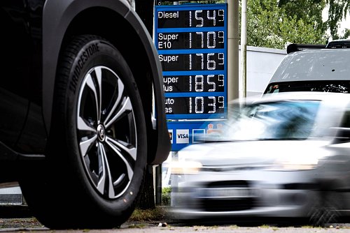 Die Inflationsrate ohne die stark schwankenden Preise für Lebensmittel und Energie hält sich hartnäckig erhöht. - © Sina Schuldt/dpa