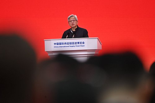 Nvidia-CEO lobte Chinas KI-Entwicklung. - © Johannes Neudecker/dpa