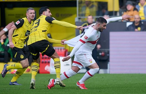 Die Dortmunder und Stuttgarter lieferten sich ein hart umkämpftes Spiel - © Bernd Thissen/dpa