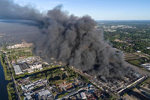Vor einem Jahr brannte in Warschau ein Einkaufszentrum nieder. (Archivbild) - © Norbert Ofmanski/AP/dpa