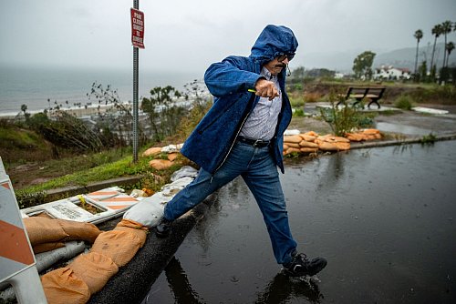 In ehemaligen Brandgebieten drohten Erdrutsche und Schlammlawinen. - © Ethan Swope/AP/dpa