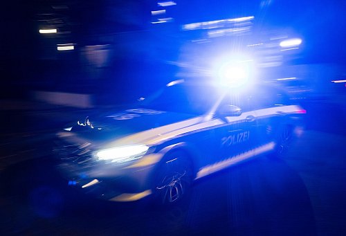Nach dem Tod einer 37-Jährigen in Offenburg fahndet die Polizei nach einem Täter. (Foto-Illustration) - © Marijan Murat/dpa