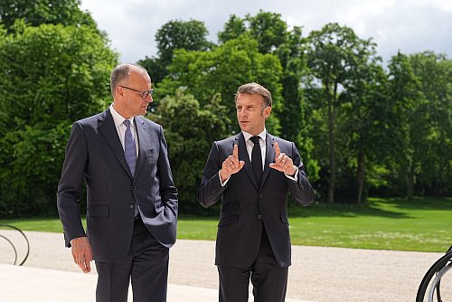 Merz und Macron steckten in Paris den Kurs bei Schlüsselthemen ab. - © Michael Kappeler/dpa Pool/dpa