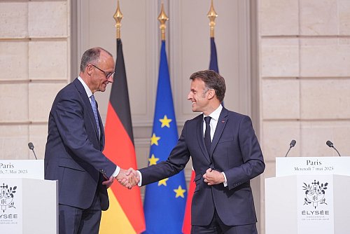 Der Empfang für den neuen deutschen Bundeskanzler in Paris war herzlich. - © Michael Kappeler/dpa