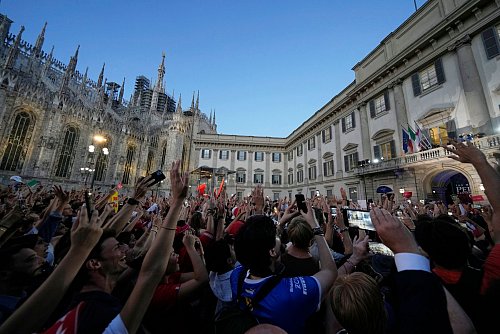 Was für eine Einstimmung für Ferrari aufs Heimrennen. - © Luca Bruno/AP/dpa