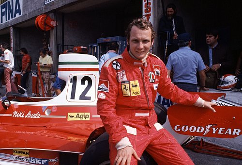 In Erinnerung an Lauda ersten WM-Titel bekommen die Ferraris in Monza eine spezielle Lackierung. - © Lapresse/Lapresse via ZUMA Press/dpa