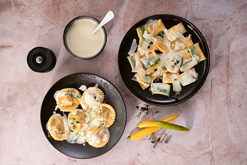 Alle italienischen Teigtaschen nur Ravioli zu nennen, wäre zu einfach. Jede Region hat ihre eigenen Varianten und Formen. Im Piemont heißt die rechteckige Variante Agnolotti (r). - © Anna Höller/Lichtecht Fotografie/Stocker Verlag/dpa-tmn