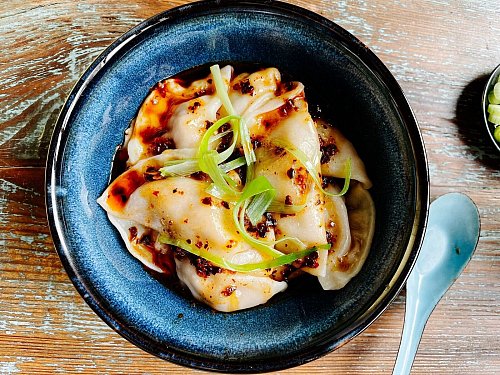 Chinesische Jiaozi werden zum Halbmond geformt und entweder gekocht, gedämpft oder gebraten. - © asiastreetfood.com/dpa-tmn