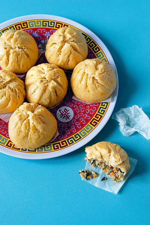 Die Hefeteigtaschen «Mamas Baos» werden überwiegend gedämpft und mit einer Füllung aus Hackfleisch von Schweinebauch und Gemüsewürfeln gemacht. - © Charlotte Lascève/Hachette Livre-Marabout/Hädecke/dpa-tmn
