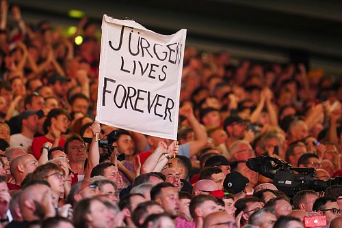 Jürgen Klopp wird von den Fans in Liverpool verehrt. - © Jon Super/AP