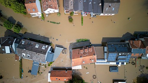 Stürme und Regen sorgen immer wieder für Schäden am Haus und im Garten. Eine gute Vorbereitung kann da hilfreich sein. - © Andreas Arnold/dpa/dpa-tmn