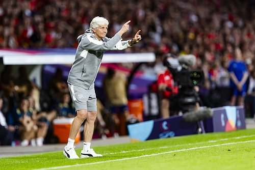 Engagiert an der Seitenlinie: Die Schweizer Trainerin Pia Sundhage. - © Peter Klaunzer/KEYSTONE/dpa