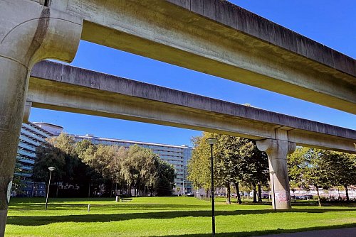 Eine Bahnstrecke auf Stelzen führt durch das Viertel - so ist das Gebiet darunter den Fußgängern und Radfahrern vorbehalten. - © Christoph Driessen/dpa-tmn