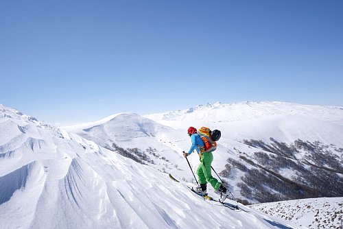 Sechs Lifte erschließen nun knapp 30 Kilometer in dem Resort am Berg Teghenis. - © Armenia Travel/dpa-tmn