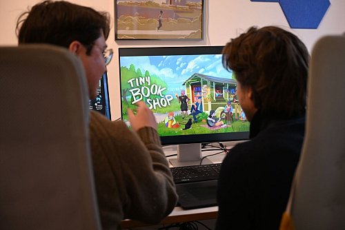 Die Gamesentwickler David Zapfe-Wildemann und Raven Rusch in ihrem Studio. - © Wolf von Dewitz/dpa