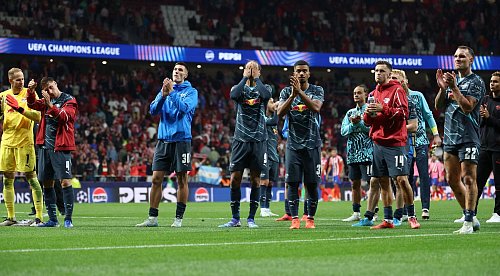 Leipzigs Spieler bedanken sich nach der bitteren 1:2-Niederlage in Madrid bei den Fans. - © Jan Woitas/dpa