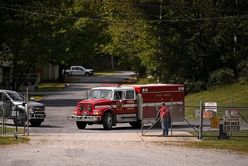 Zahlreiche Rettungskräfte und Ermittler waren an der Unglücksstelle im Einsatz. - © John Amis/FR69715 AP/AP/dpa