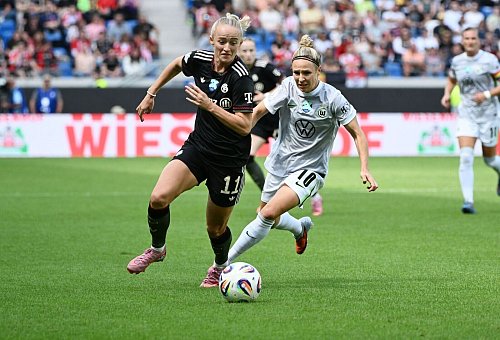 Bayerns Lea Schüller im Duell mit der Wolfsburgerin Svenja Huth. - © Uli Deck/dpa