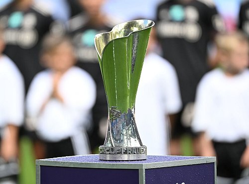 Objekt der Begierde: der Supercup. - © Uli Deck/dpa