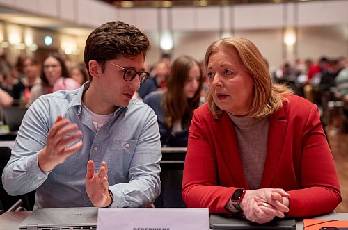 Engagierte Debatte: Juso-Chef Türmer und Parteichefin Bas. - © Harald Tittel/dpa