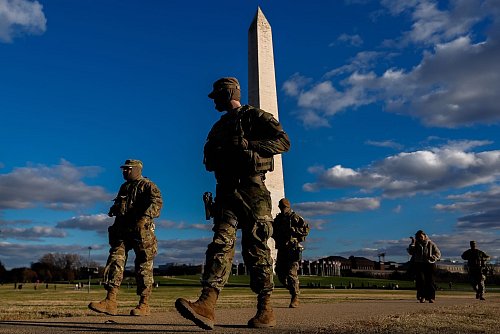 Nationalgardisten patrouillieren in der US-Hauptstadt. - © Julia Demaree Nikhinson/AP/dpa