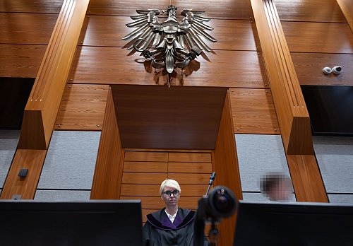 Die Richterin und zwei Schöffen berieten über das Urteil - © Johann Groder/EXPA/APA/dpa