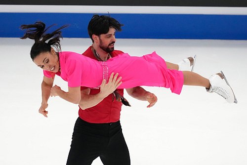 Jennifer Janse van Rensburg (l) und Benjamin Steffan zeigten im Rhythmustanz bei der Eiskunstlauf-EM eine gute Leistung. - © Sergei Grits/AP/dpa