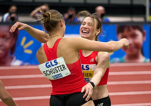 Marlene Meier (r) siegte über die 60 Meter Hürden mit einer guten Zeit. - © Bernd Thissen/dpa