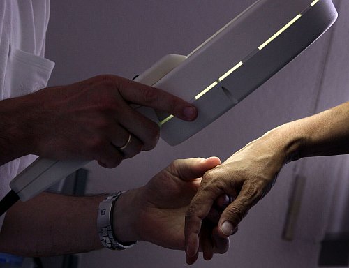 Gesetzlich Versicherte können ab einem Alter von 35 Jahren alle zwei Jahre ein Hautkrebsscreening in Anspruch nehmen. - © picture alliance / dpa
