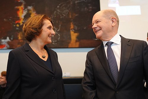 Britta Ernst begleitet ihren Mann, Kanzler Olaf Scholz, auch auf Terminen - legt aber Wert darauf, dass sie ein eigenes Leben hat (Archivbild). - © Kay Nietfeld/dpa