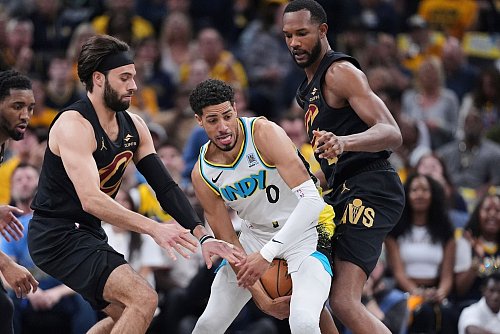 So sehr sich die Cavaliers bemühten, Haliburten (Mitte) und die Pacers bekamen sie nicht in den Griff. - © Michael Conroy/AP/dpa