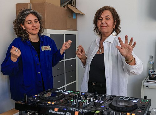 Dozentin Anna Cainelli (links) hilft DJ-Schülerin Ingrid Jatho, das Lied «Bauch Beine Po» zu spielen. - © Oliver Berg/dpa