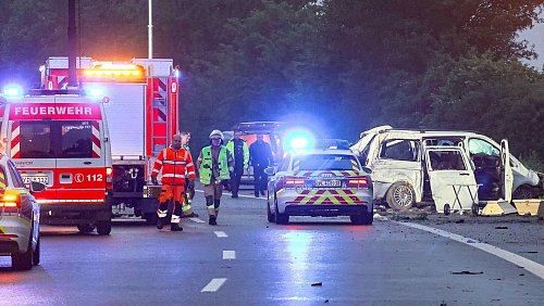 Bei einem Unfall eines Kleinbusses auf der Autobahn 48 bei Koblenz sind in der Nacht drei Menschen tödlich verletzt worden. - © Daniel Evers/dpa
