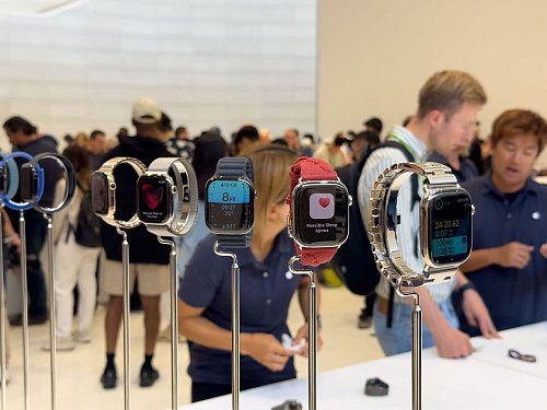 Die Apple Watch wird künftig auch Schlafapnoe erkennen können - eine Erkrankung, bei der die Atmung im Schlaf wiederholt aussetzt. - © Andrej Sokolow/dpa-tmn
