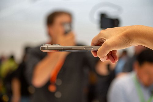Mit dem neuen Knopf - hier zu sehen an einem iPhone 16 Pro - kann man Fotos und Videos aufnehmen sowie andere Funktionen der Kamera wie den Zoom steuern. - © Andrej Sokolow/dpa-tmn
