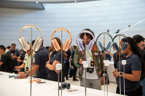 Die frischen Farben der Kopfhörer AirPods Max und die neuen AirPods 4 sind nach der Vorstellung im Apple-Hauptquartier zu sehen. - © Andrej Sokolow/dpa-tmn