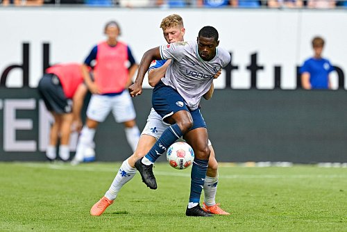 Der SV Darmstadt 98 um Clemens Riedel (hinten) und der VfL Bochum um Mathis Clairicia liefern sich eine unterhaltsame erste Hälfte. - © Uwe Anspach/dpa