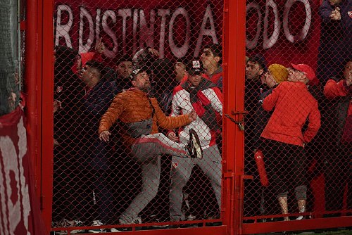 Wütende Fans: Bei der Copa Sudamericana kam es zu Auseinandersetzungen. - © Gustavo Garello/AP/dpa