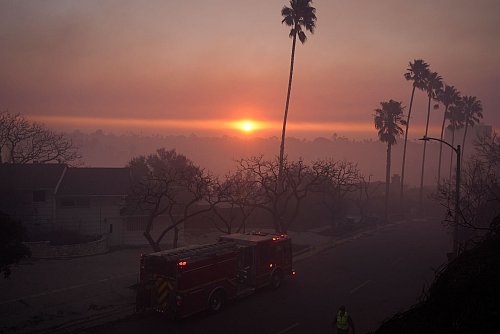 Ein Wagen der Feuerwehr im LA-Stadtteil Pacific Palisades am 9. Januar 2025. - © Damian Dovarganes/AP/dpa