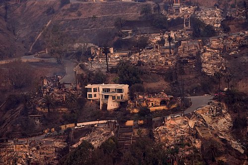 Die Verwüstung durch das Feuer ist aus der Luft im Stadtteil Pacific Palisades von Los Angeles zu sehen. - © Mark J. Terrill/AP/dpa