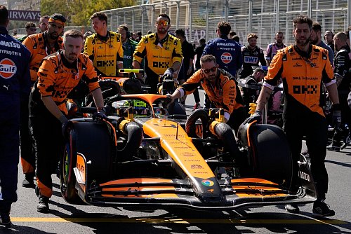 McLaren-Fahrer Lando Norris musste nach verpatzter Qualifikation eine Aufholjagd starten. - © Sergei Grits/AP/dpa