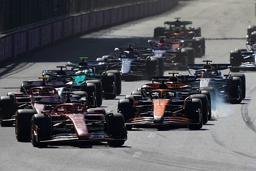 Ferrari-Pilot Charles Leclerc führte das Feld nach dem Start an. - © Sergei Grits/AP/dpa
