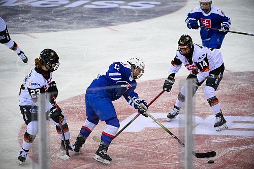 Den deutschen Eishockey-Frauen fehlt noch ein Erfolg zur Olympia-Qualifikation. - © Gregor Fischer/dpa